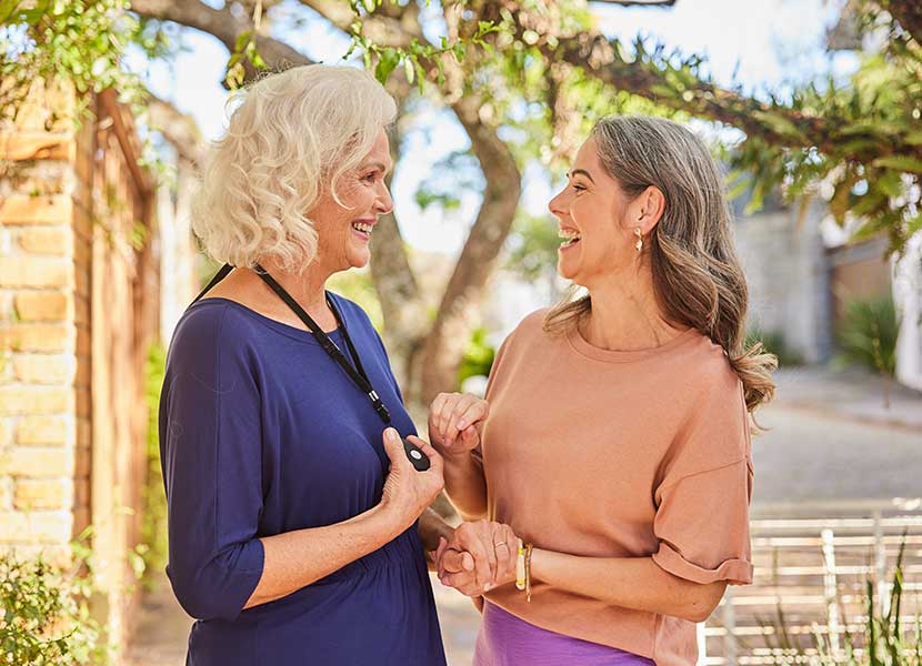 Imagem de duas senhoras representando a familia