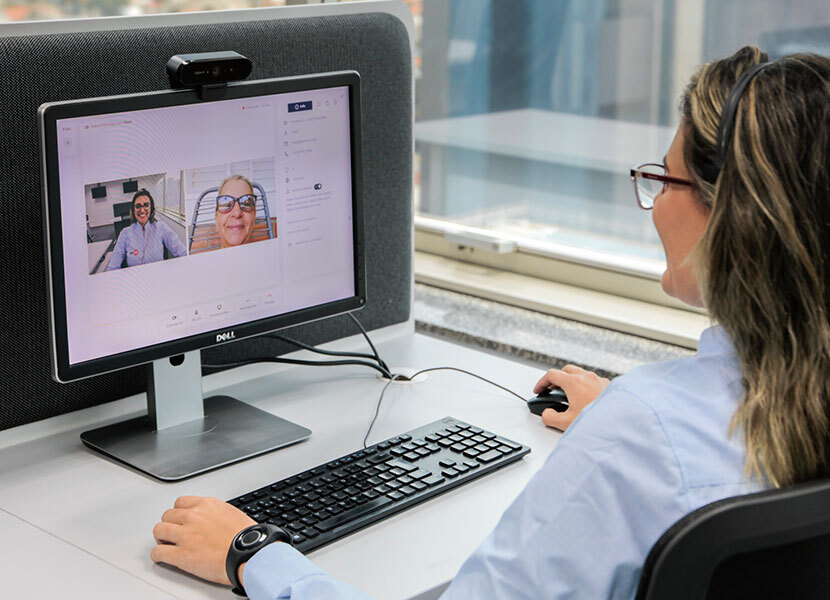Imagem de uma senhora tendo uma consulta por vídeo.